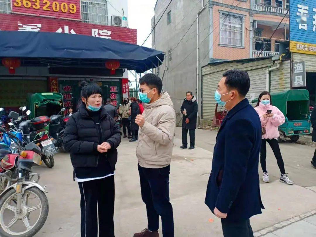 龚场镇"人情风"治理宣传车穿梭在各个村组,宣传"婚事缓办,丧事简办