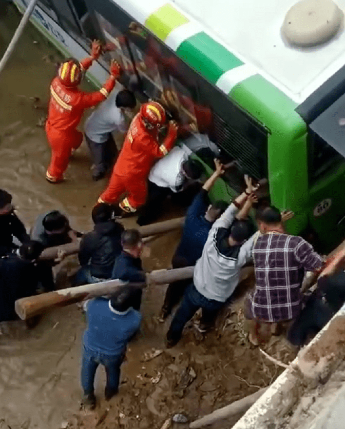 阳春一辆公交车坠河.