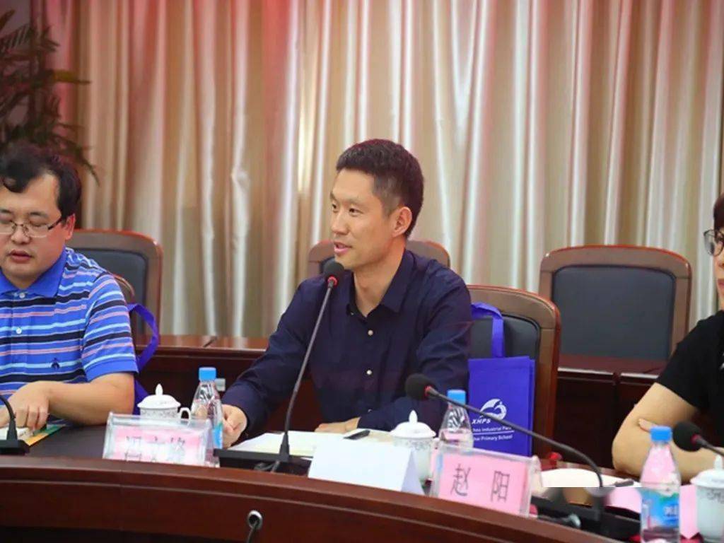 苏州大学教育学院赵阳书记和我校洪亮校长共同为研究生工作站揭牌.