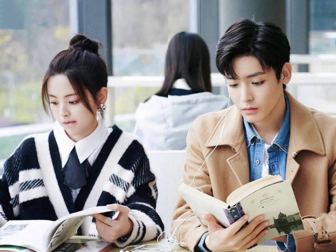 甜齁了,杨超越侯明昊《平行时空遇见你》持续发糖,连穿搭都不放过