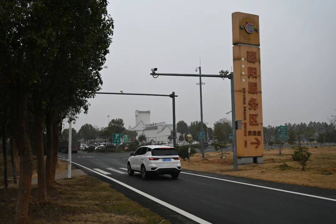 当天,杭瑞高速九景段鄱阳服务区启动"情满旅途,暖冬行动",在强化各项