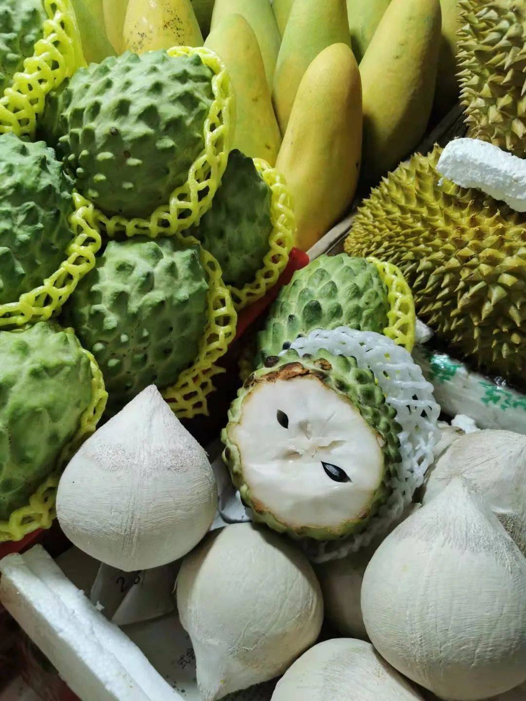 让任何人都无法拒绝它每一种都新鲜饱满杨桃,莲雾,芒果,火龙果.