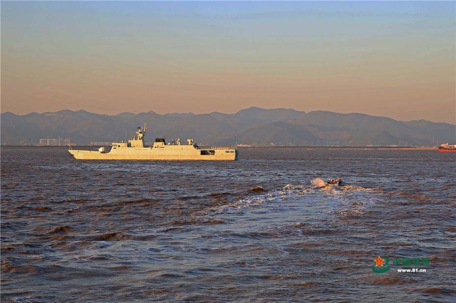 乘风破浪舰艇编队海上实兵实弹演练