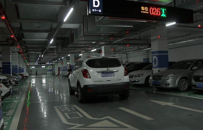 其中a区分布有2个客梯口,b区分布有4个客梯口,cd区域均没有直达商场