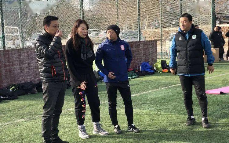 教学赛青春岛再胜中能预备队 青岛籍田径冠军黄潇潇现身青春岛训练场