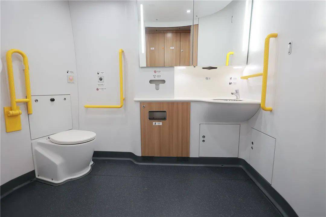 在4号车厢设有残疾人无障碍卫生间餐车服务区在5号车厢设置餐饮服务区