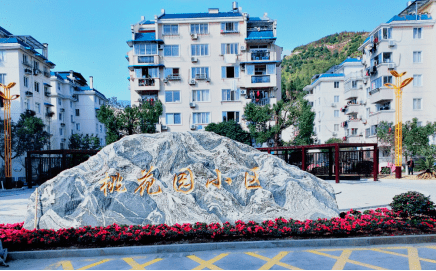 走进新北社区桃花园小区,最引入我们眼帘的是大门口区域景观焕然一新