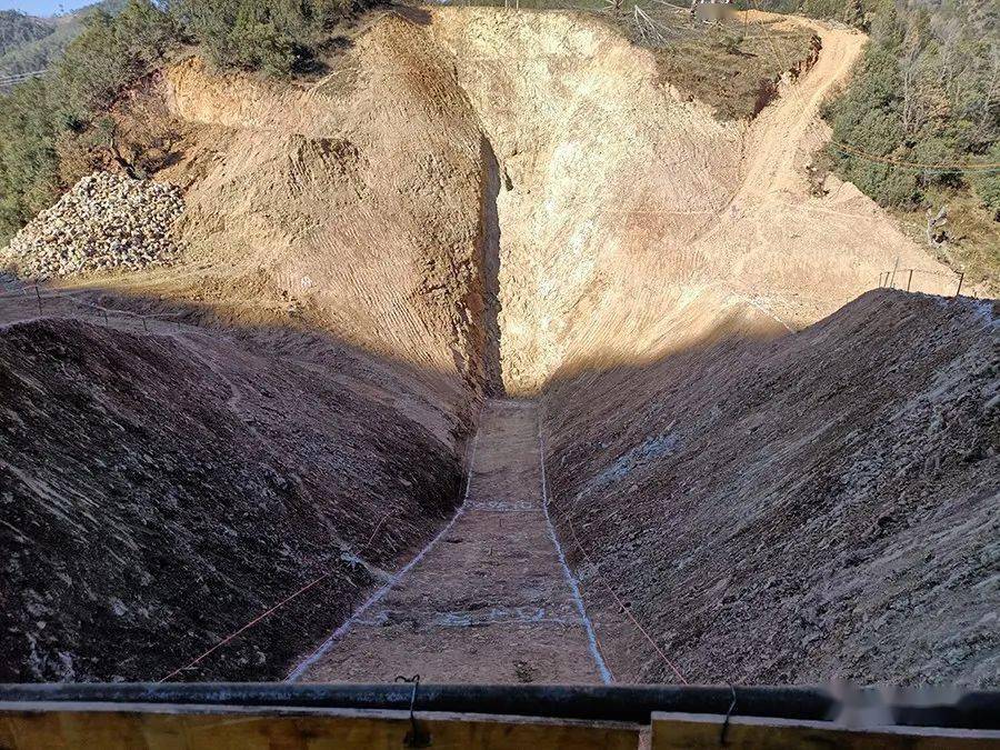 祥云万花溪水库工程副坝坝肩及坝基开挖完成单元工程验收