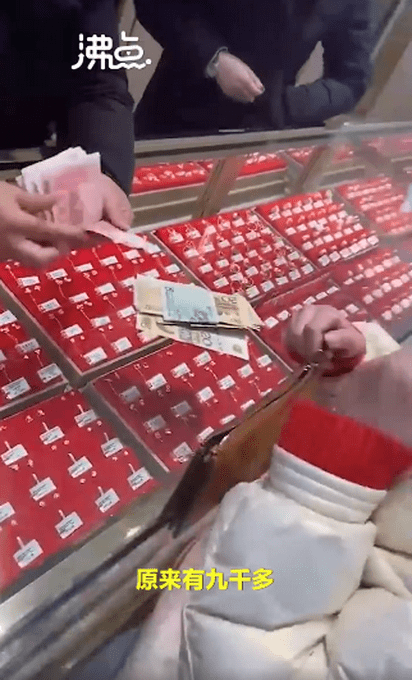 女孩带压岁钱给妈妈买戒指 听到数额店员吓得要通知家长（图）