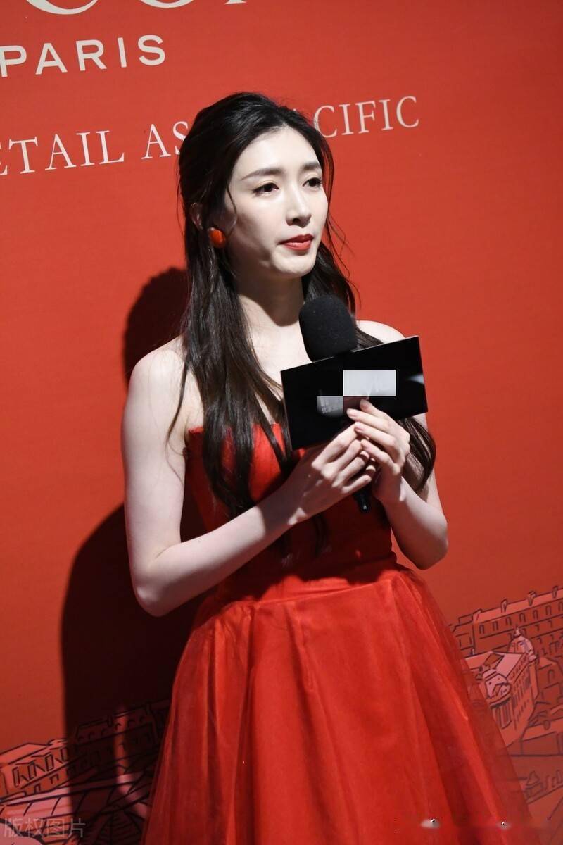 江疏影红色抹胸连衣裙性感美艳