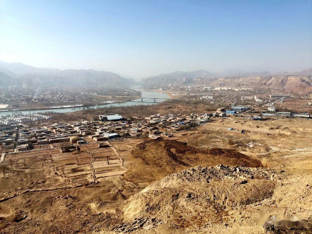 盐锅峡镇黑台台缘党川村罗家坡段发生山体滑坡