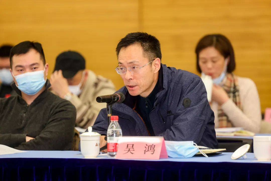 工作经验,理事代表黄浦区体育局副局长吴鸿分享了区篮协建设运营经验