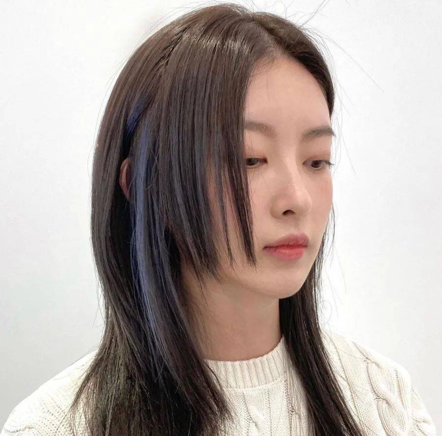 和中分的刘海搭配更加修饰脸型甚至做出多层次的公主切组合长短不一