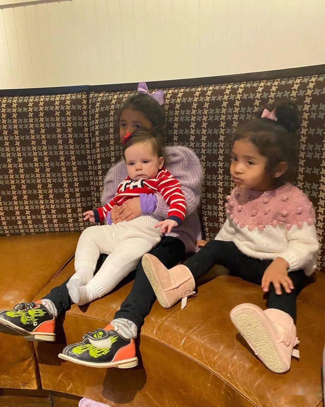 科比和二女儿gigi不幸去世后,留下了妻子瓦妮莎和剩下3个女儿,17岁的