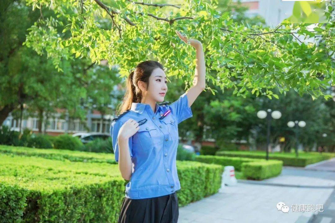 当然不是,毕竟这篇文章的主角全是警花,下图是她穿警服的样子.