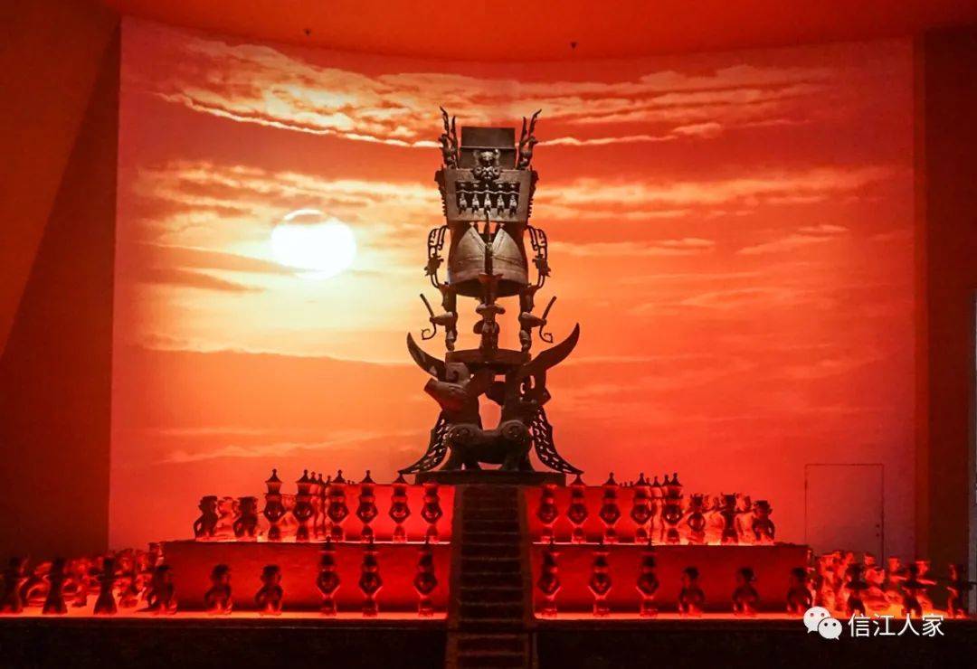古蜀国祭祀大典场景青铜太阳轮三星堆二号祭祀坑出土的青铜树,高3.