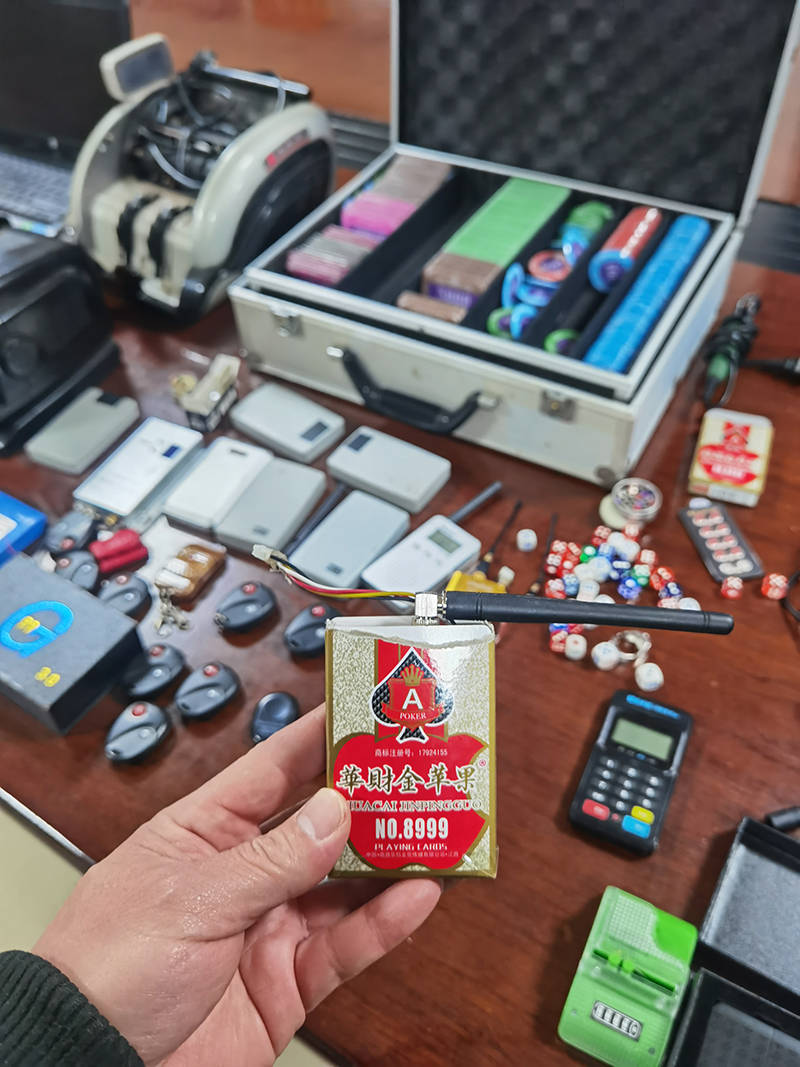 警方突袭"郑州千王"赌博窝点,现场各种高科技作弊设备震惊民警