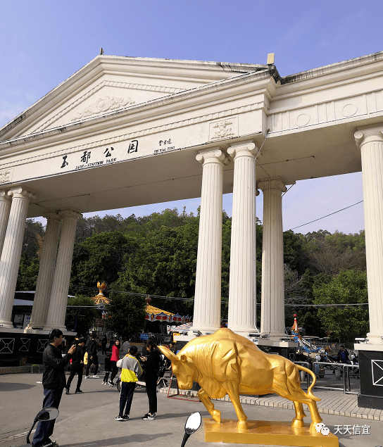信宜玉都公园门口出现一对"金牛",牛气冲天,市民纷纷前来打卡