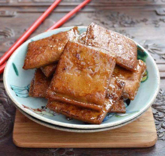 二,柯桥豆腐干我近年吃过嵊州糍粑,豆沙馅子,但始终回忆不起松花麻糍