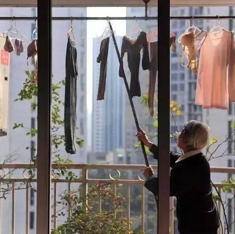 居出色为什么晚上不能在阳台上晾衣服