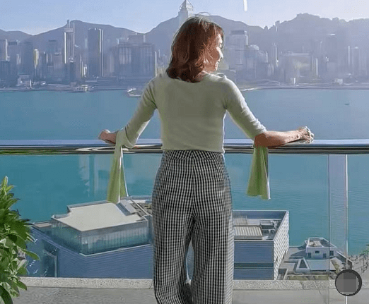 黎姿晒周末日常大别墅内喝香槟看海景无名指超大宝石戒指抢镜