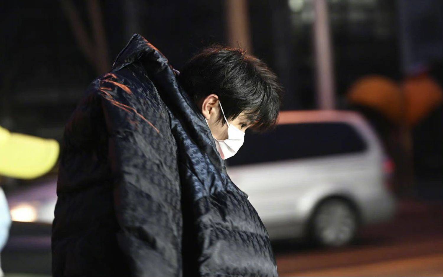 王俊凯现身2021央视春晚彩排被羽绒服包裹的俊包只有这么一点