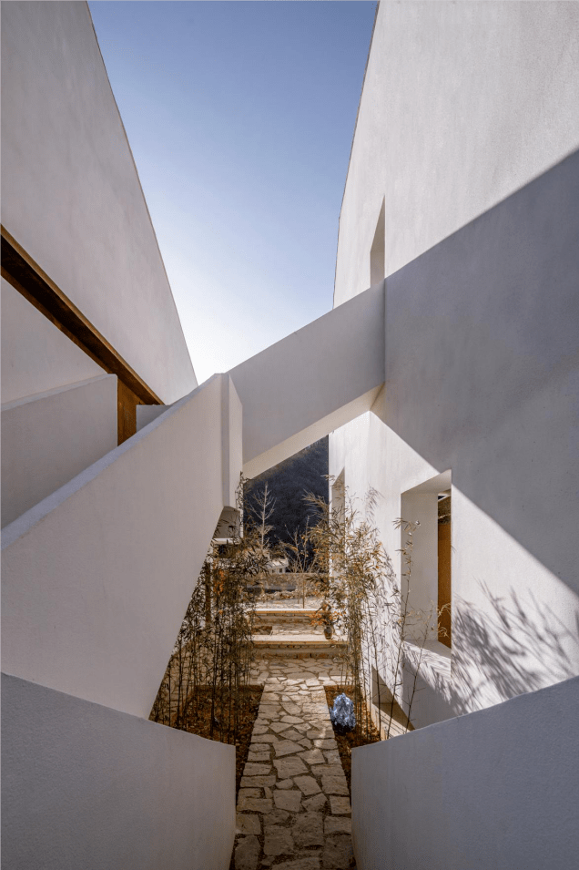 加入现代的手法 运用大的落地窗 将室外的建筑与景色化为框景展现出来