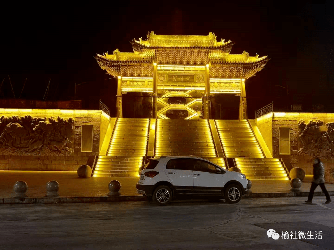 榆社县北架山生态园门楼昨晚首亮