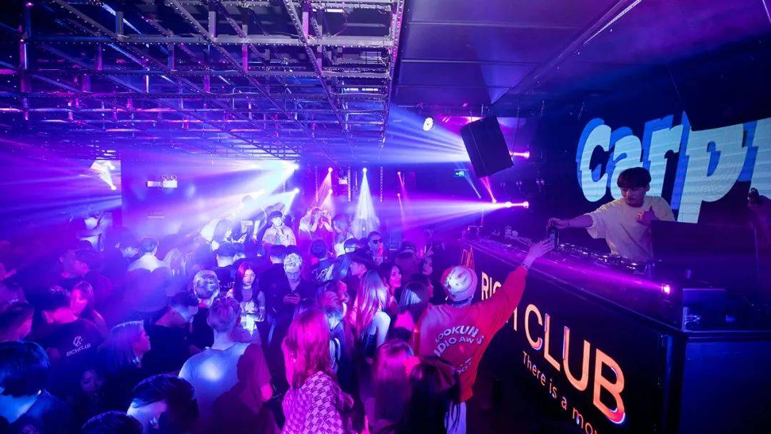 夜场KTV:音乐狂欢、互动娱乐、社交盛宴,你想体验吗?(图5) 夜场KTV:音乐狂欢、互动娱乐、社交盛宴,你想体验吗?(图5)