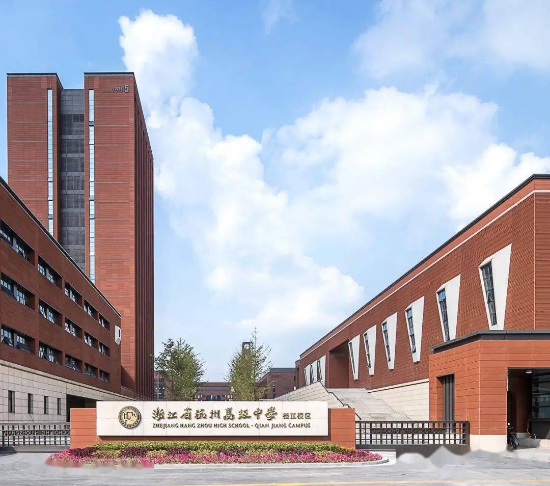 杭州高级中学这所巍巍学府一直屹立于西湖之滨,在沧海横流中,尽显英雄