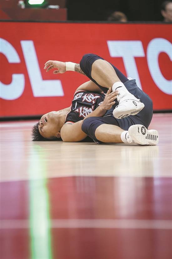 广东队球员赵睿在昨晚比赛中受伤倒地 新华社发