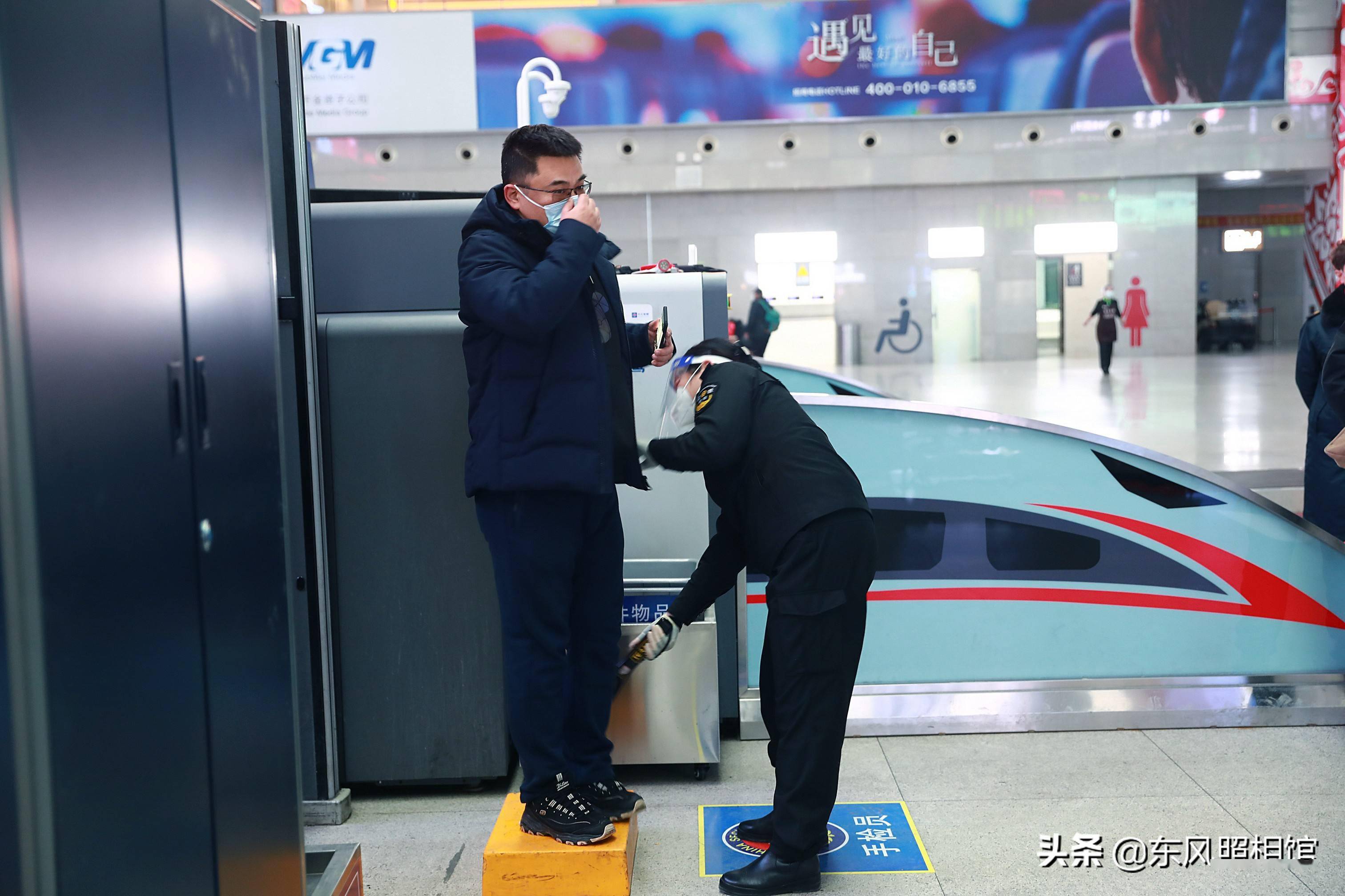 春运车站旅客稀少,候车室一人难求,机器巡逻测温_手机搜狐网