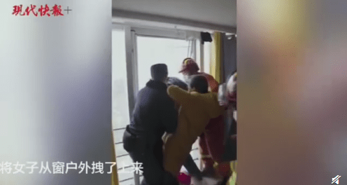 曾空手夺白刃95后女警再救轻生者（图）