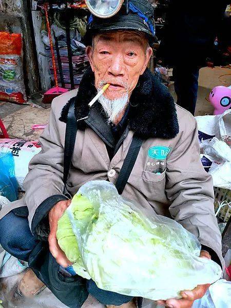 孙大爷今年82岁天天下地种菜