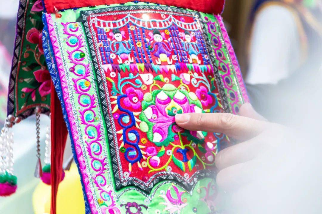 这个洱海边的白族刺绣技艺传习所托着挖色绣娘们的致富梦想