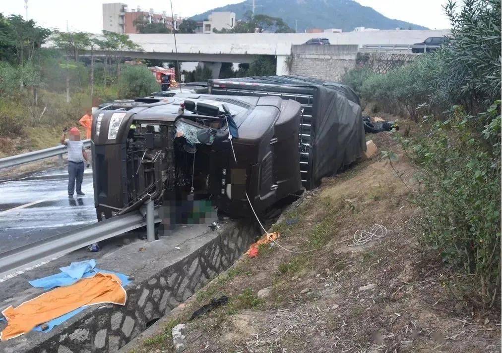 太惨痛福建一高速突发车祸司机当场身亡都看看吧