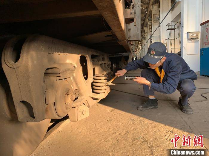 彭巍正在检查摇枕弹簧 魏焕祥 摄