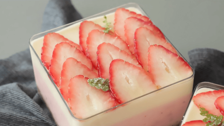 满满的一盒,粉嫩中透着奶酪的白,太有食欲了挖一口,爽脆的草莓,香浓的