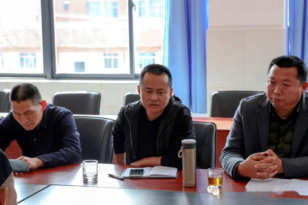 努力做好教育教学工作,严守纪律,严格履行职责,积极为凤庆一中教育