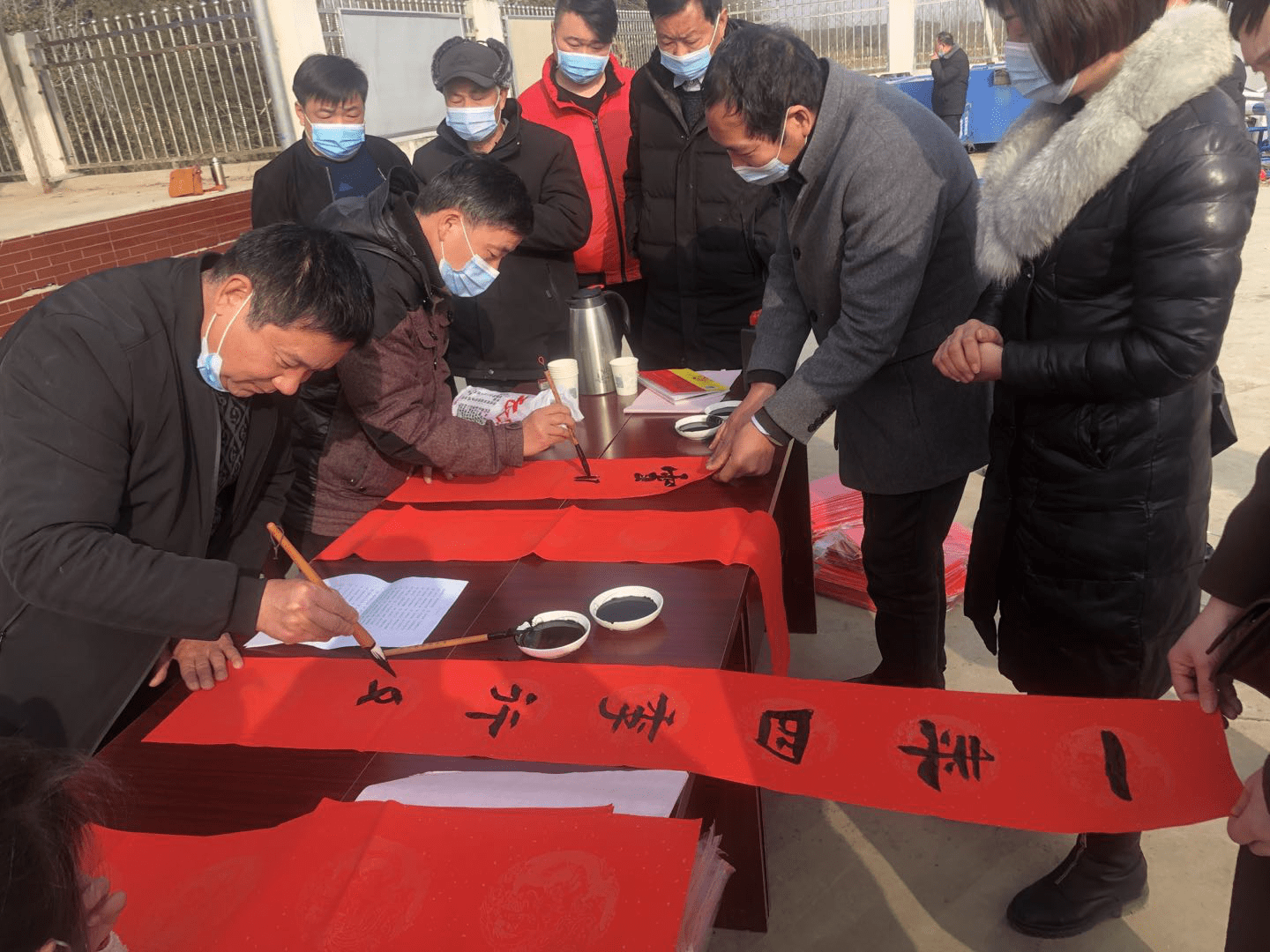 镇平县农业农村局组织书法家开展义写春联送福进万家活动