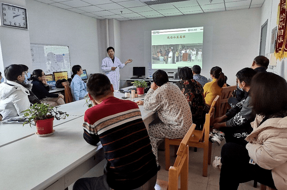 医生授课走进病员座谈会