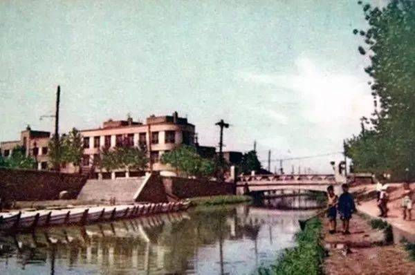▼70年代的墙子河▼70年代的劝业场华清池▼70年代的光明影院▼70年代