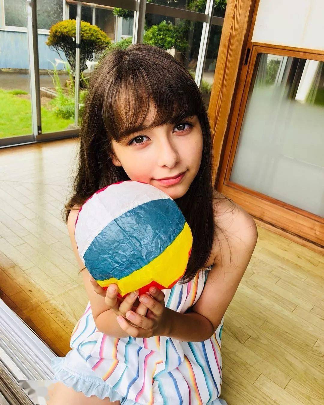 恨不得1秒切换365种表情 浑身都透着澄澈和天真 这女孩真是该死的迷人