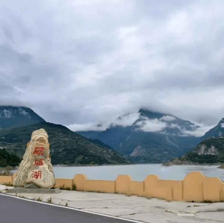 沿途风光秀丽,山谷两岸更是五彩缤纷修建硗碛水电站,筑建大坝而成的