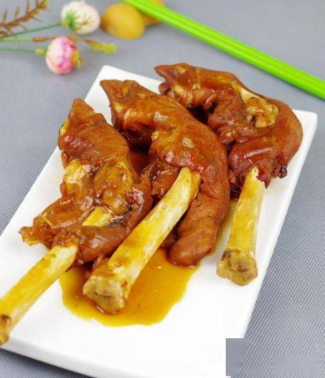 香辣羊蹄一定要先炒牛肉再炸锅巴,保证上桌时锅巴是热的,这样淋上牛肉