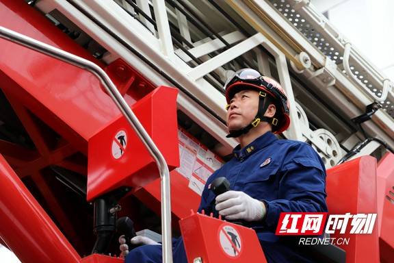 新春走基层丨驾着53米的云梯消防车 他欲和高楼 肩并肩 王志广