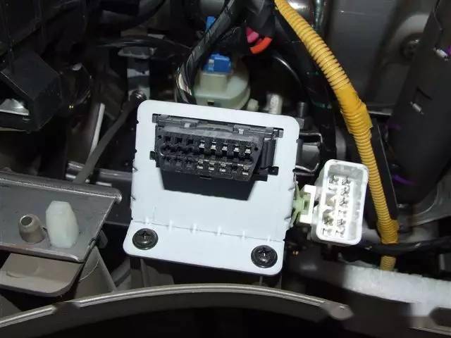 汽车常用诊断插座的位置图解