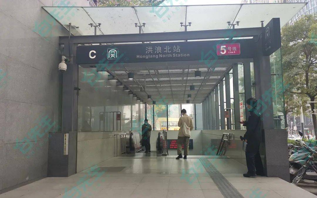 宏发新领域周边有5号线和12号线(2022年开通),5号线洪浪北站地铁口,12