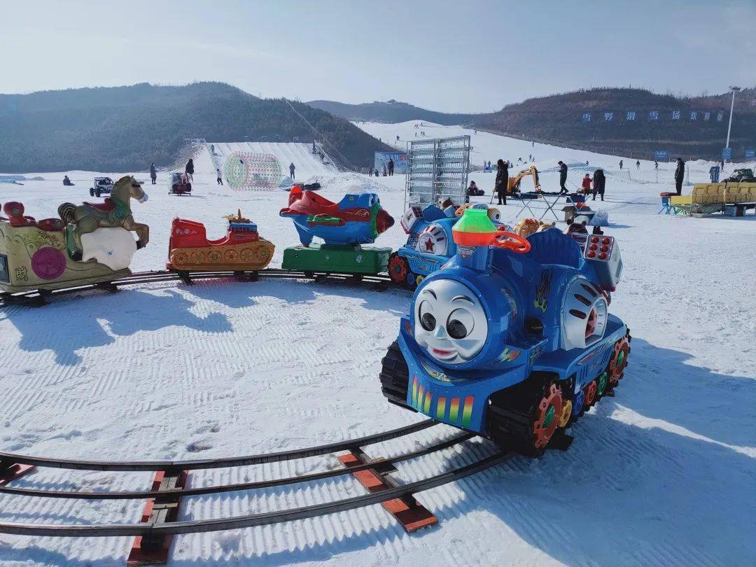 嬉雪园里忆童年初级道雪野滑雪场初级道适合初学者及团队拓展的团队