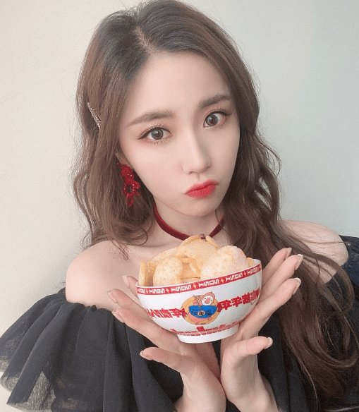 硬糖少女捧碗自拍太有梗希林可爱张艺凡搞怪看到赵粤绝了